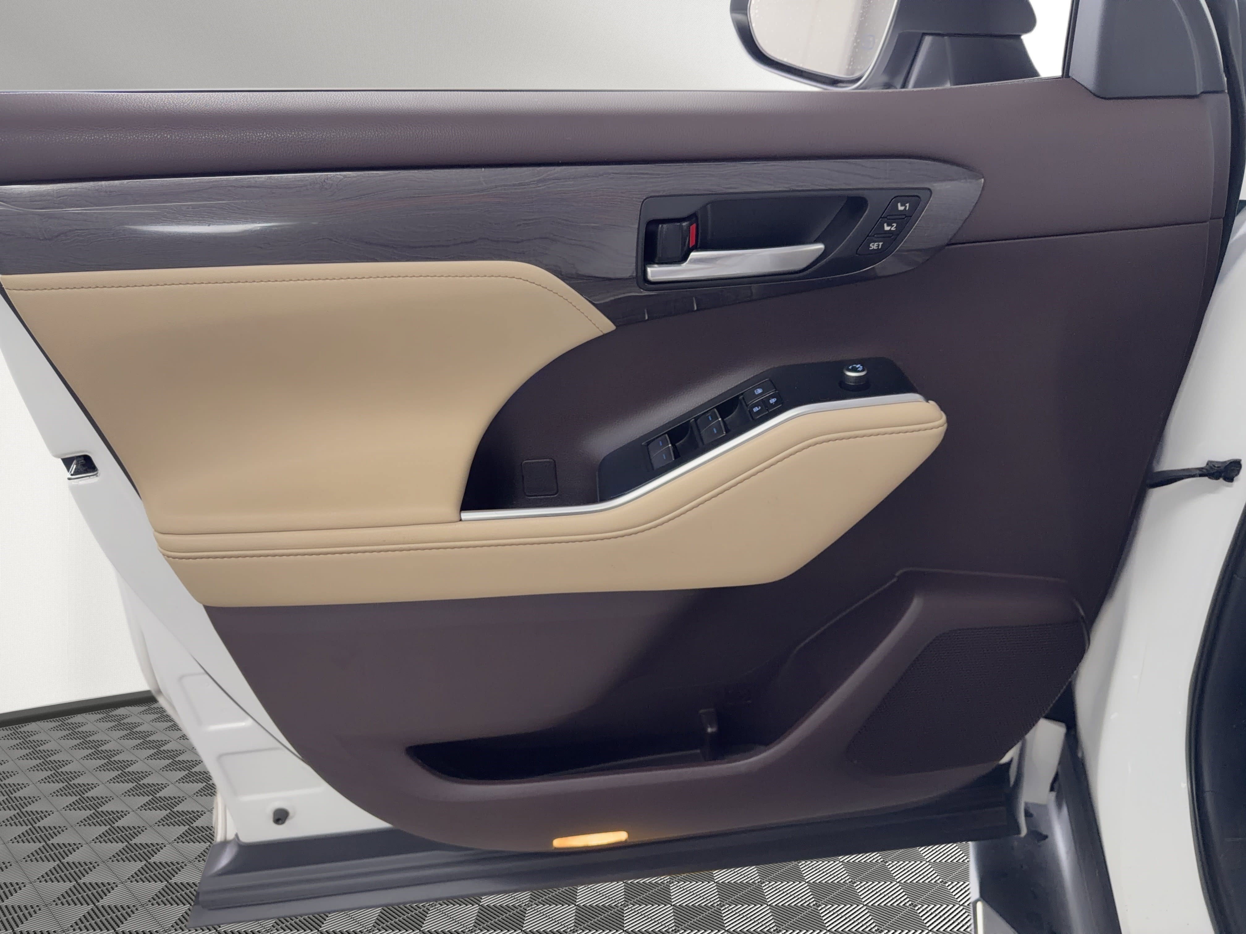 Used 2021 Toyota Highlander Limited image 14