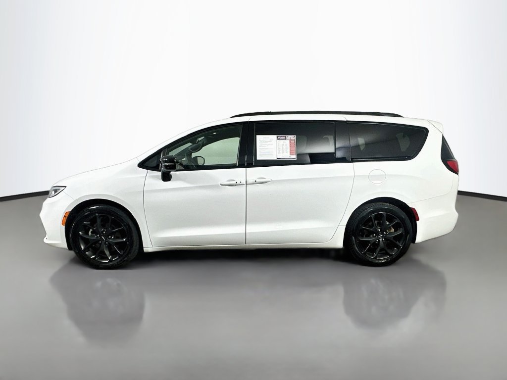 Used 2025 Chrysler Pacifica Limited FWD image 5