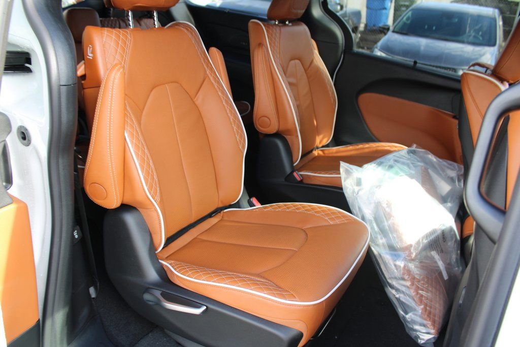 New 2026 Chrysler Pacifica Pinnacle image 30
