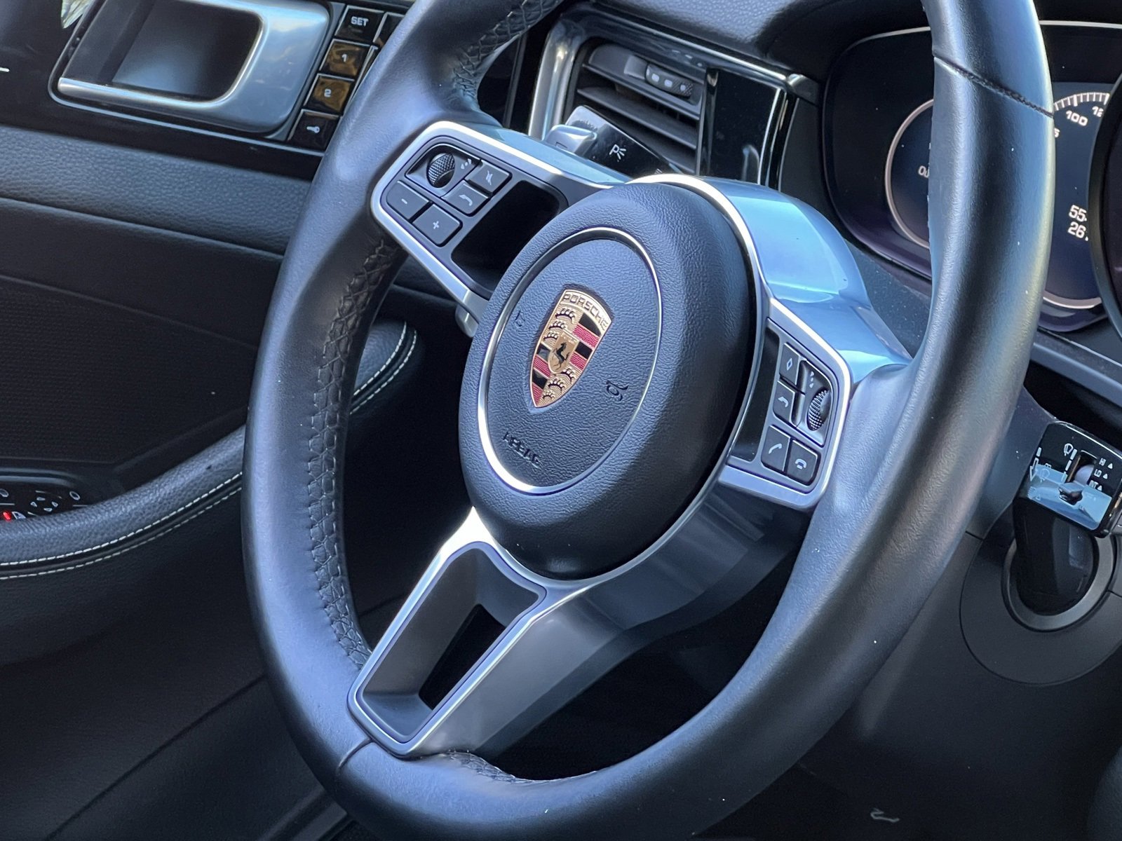Certified 2020 Porsche Panamera Edition image 33