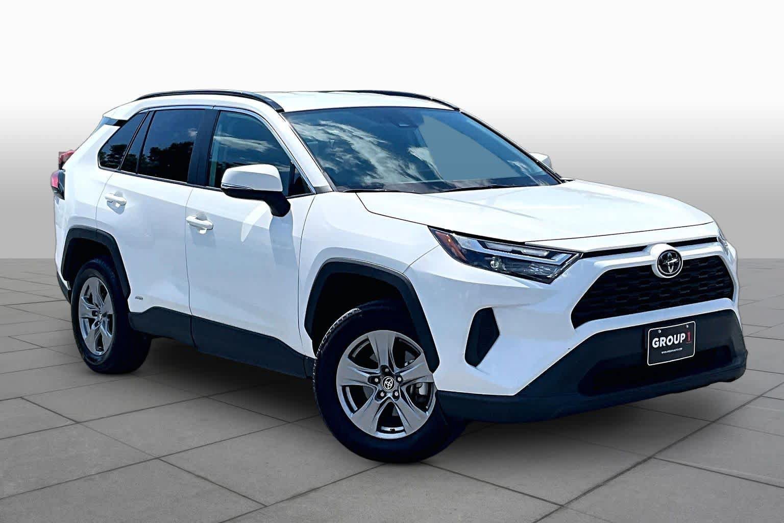 Used 2025 Toyota RAV4 XLE AWD/4WD image 3