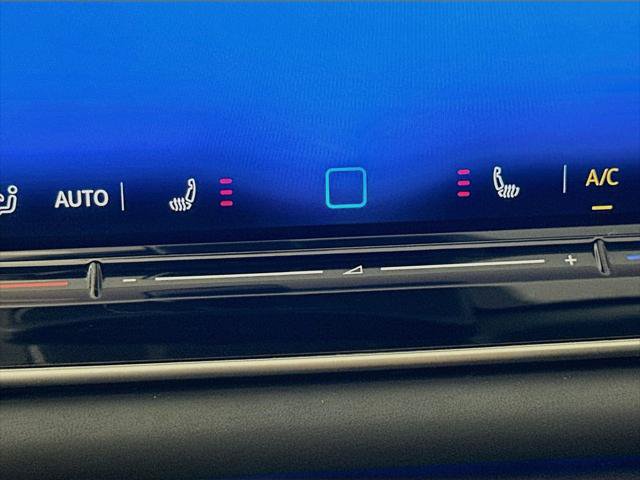 Used 2025 Volkswagen Tiguan SE AWD/4WD image 16