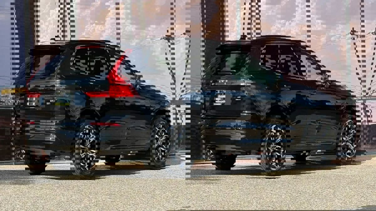 Used 2022 Volvo XC60 B5 Momentum image 12