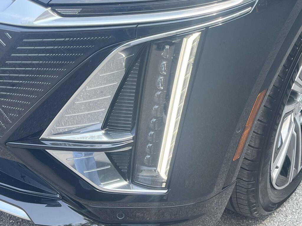 Used 2025 Cadillac Lyriq Luxury AWD/4WD image 13