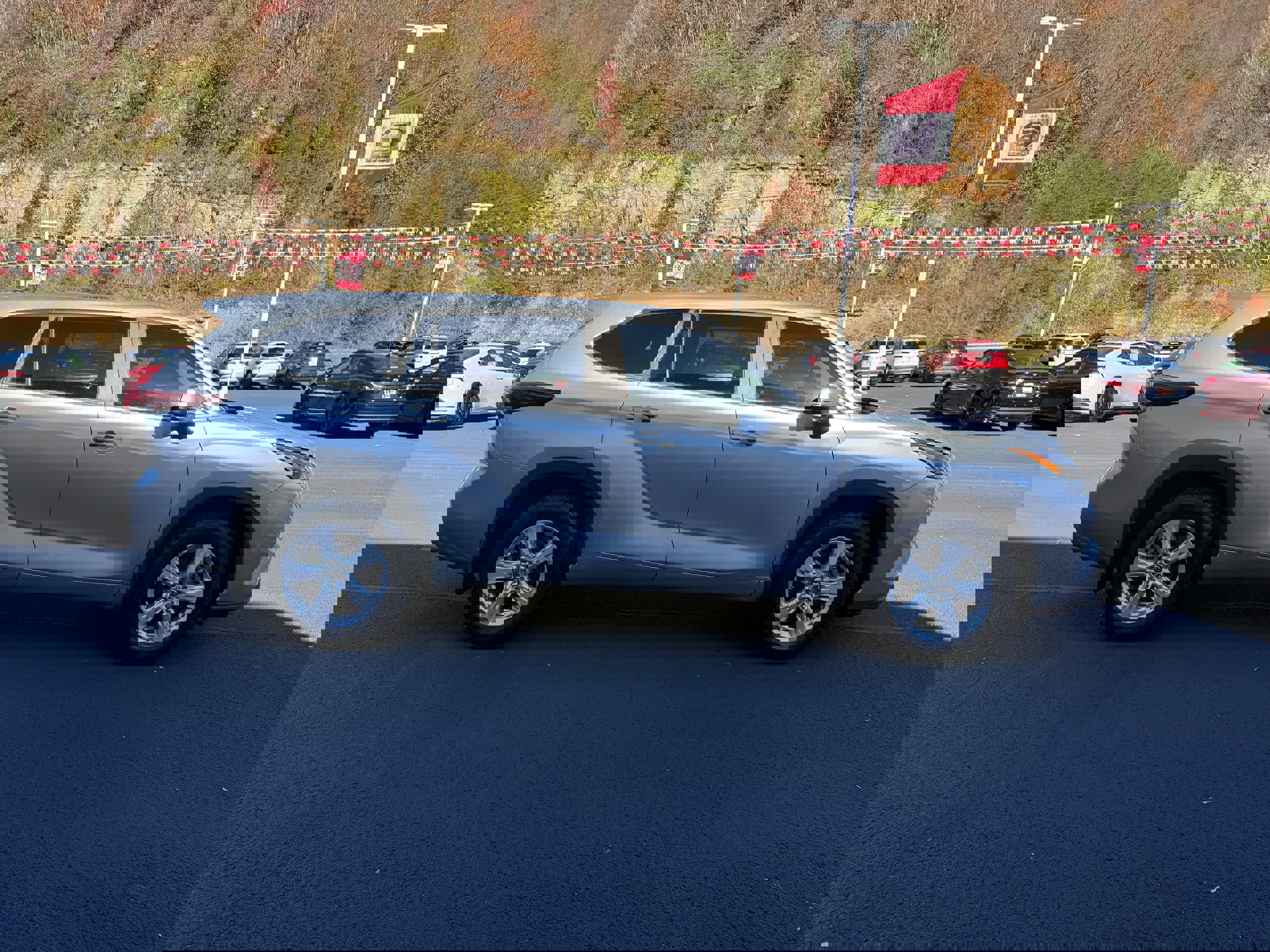 Used 2023 Toyota Highlander L image 5