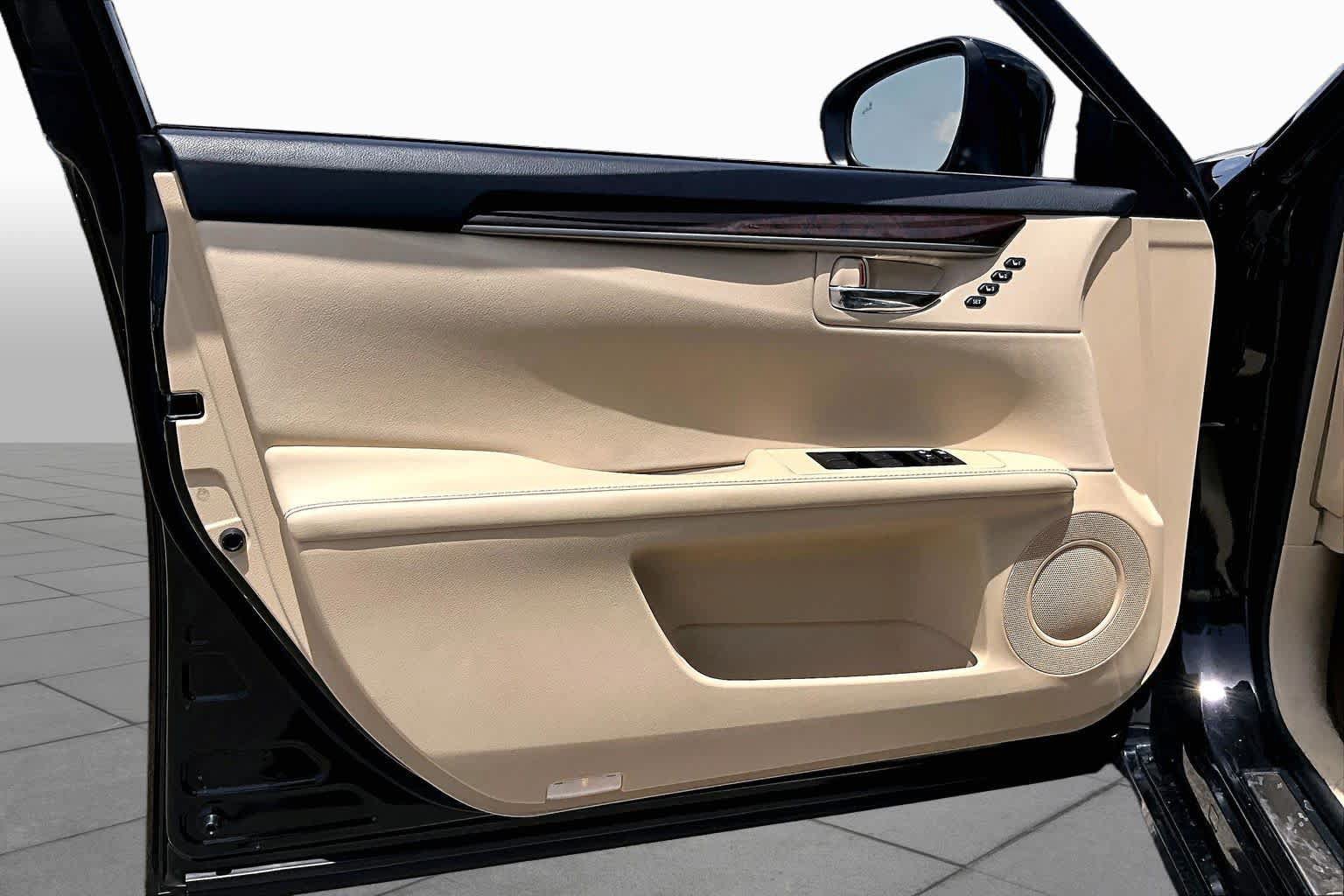 Used 2014 Lexus ES 350 w/ Luxury Package FWD image 19