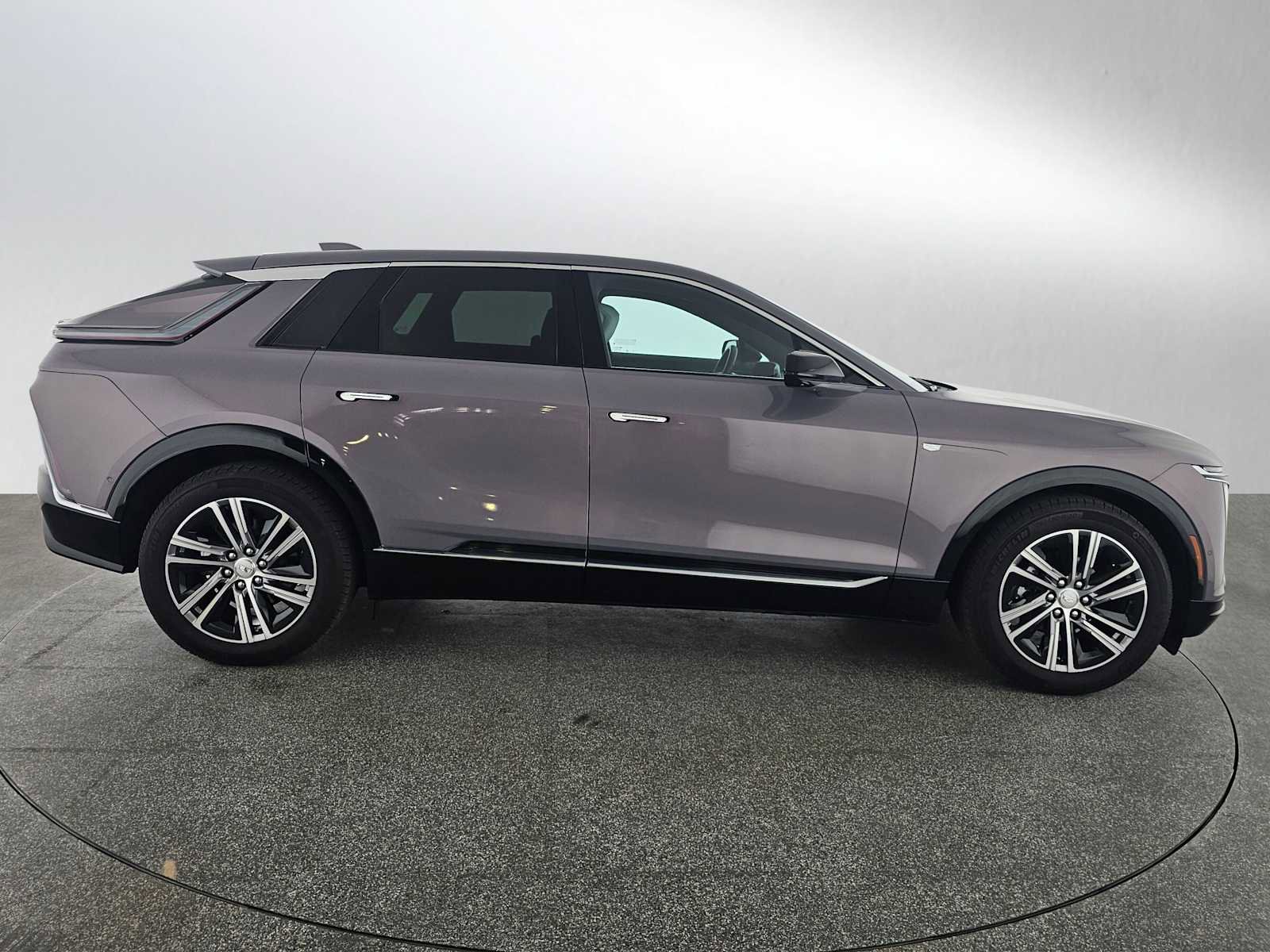 Used 2025 Cadillac Lyriq Luxury AWD/4WD image 2