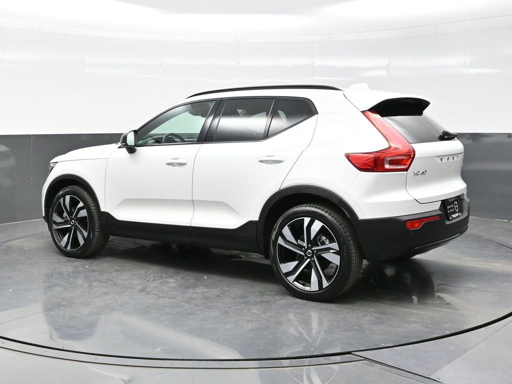 Used 2025 Volvo XC40 B5 Plus image 4
