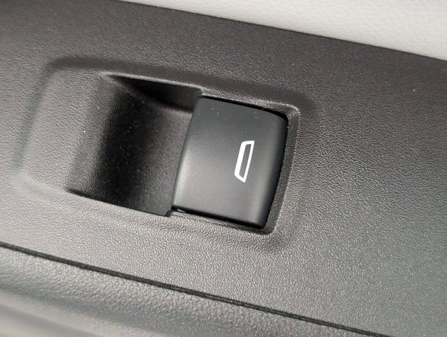 Used 2018 Chevrolet Equinox LS image 31