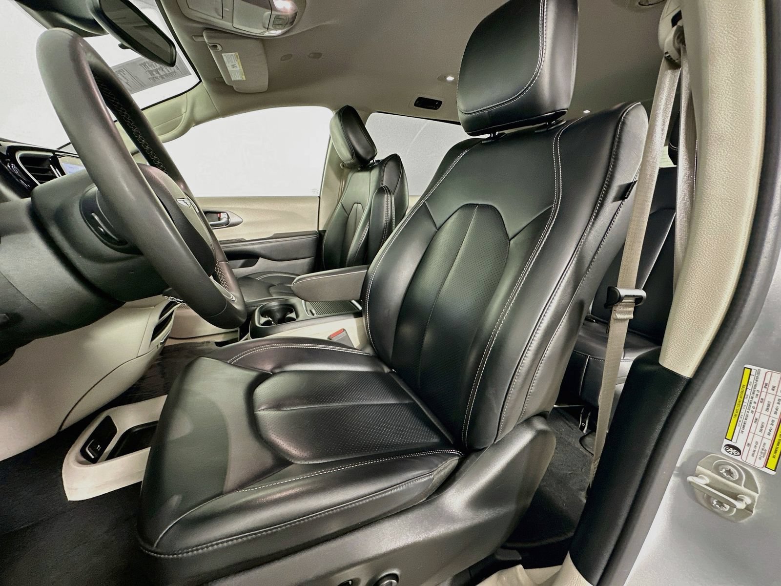 Used 2023 Chrysler Pacifica Touring-L FWD image 21