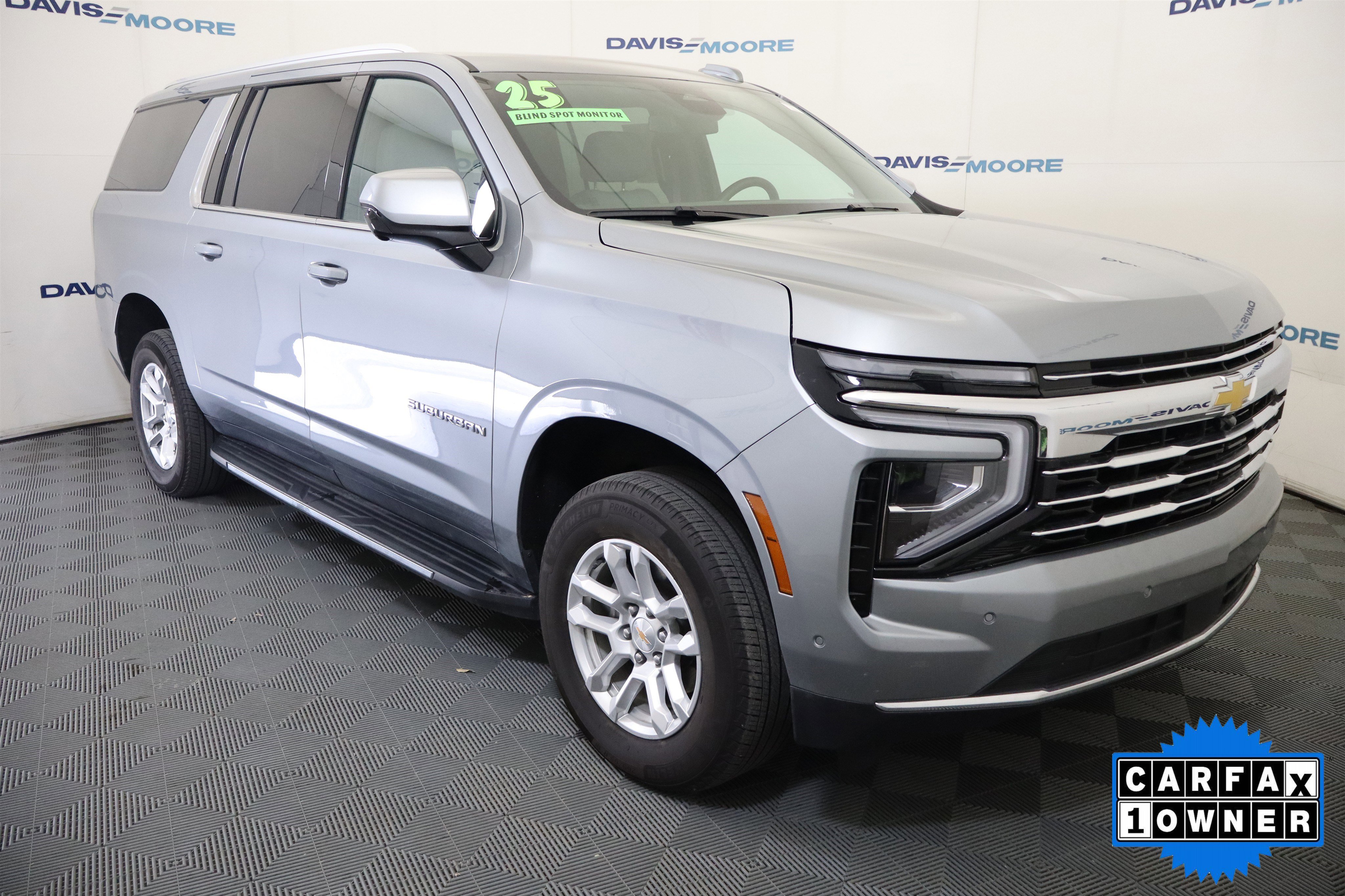 Used 2025 Chevrolet Suburban LT image 3