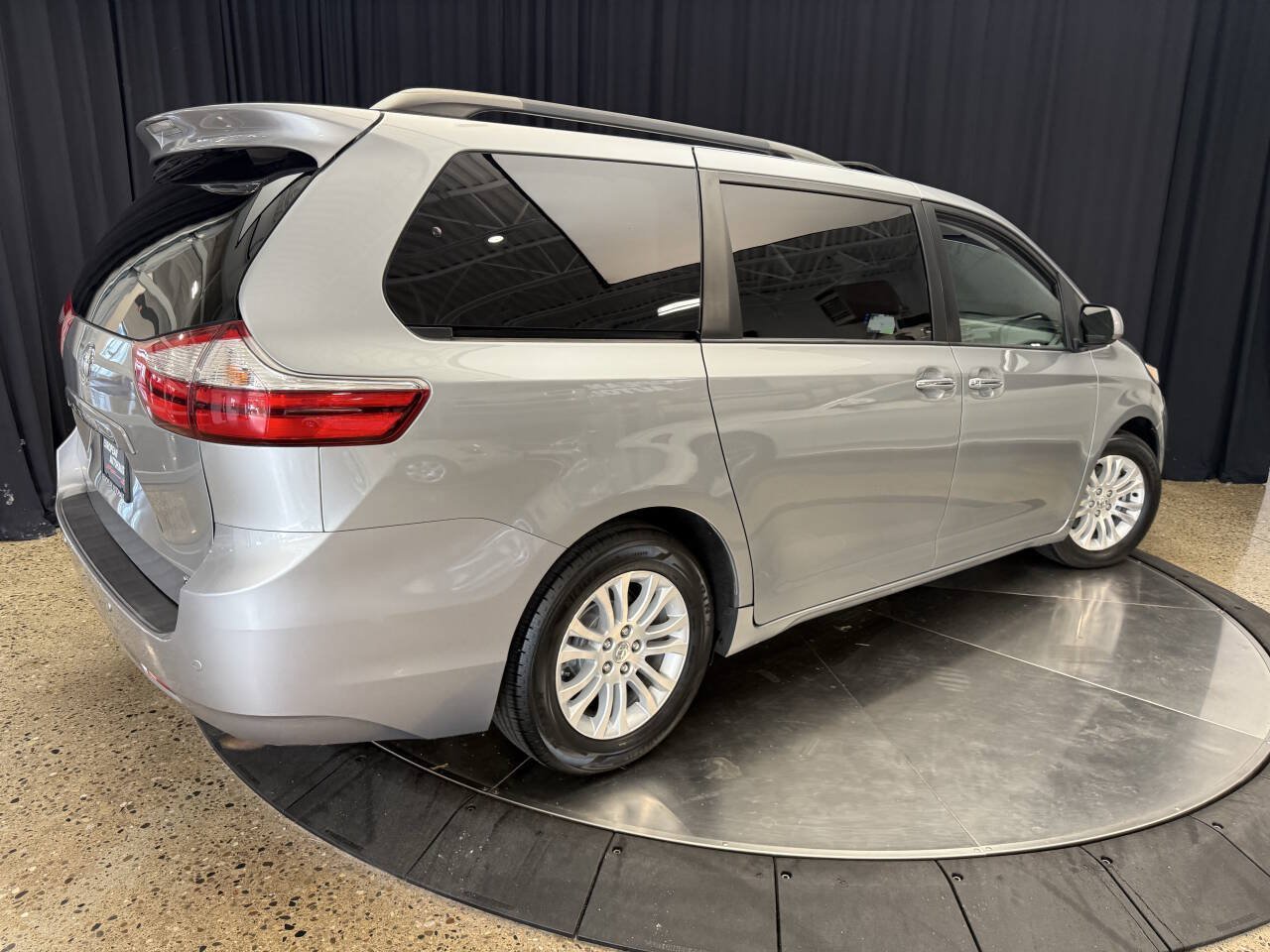 Used 2015 Toyota Sienna XLE w/ XLE Navigation Package FWD image 7