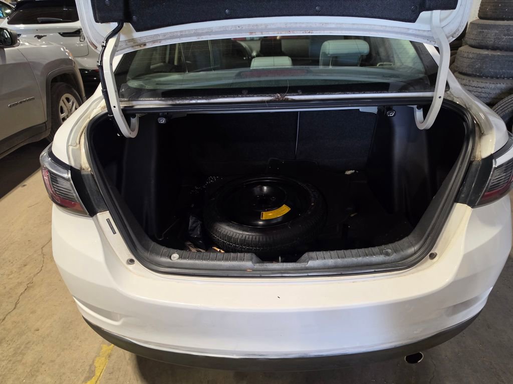 Used 2020 Toyota Yaris L image 8