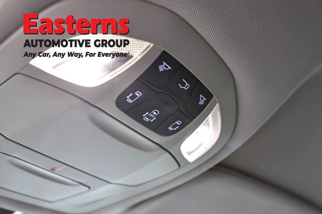 Used 2020 Chrysler Pacifica Touring-L FWD image 21