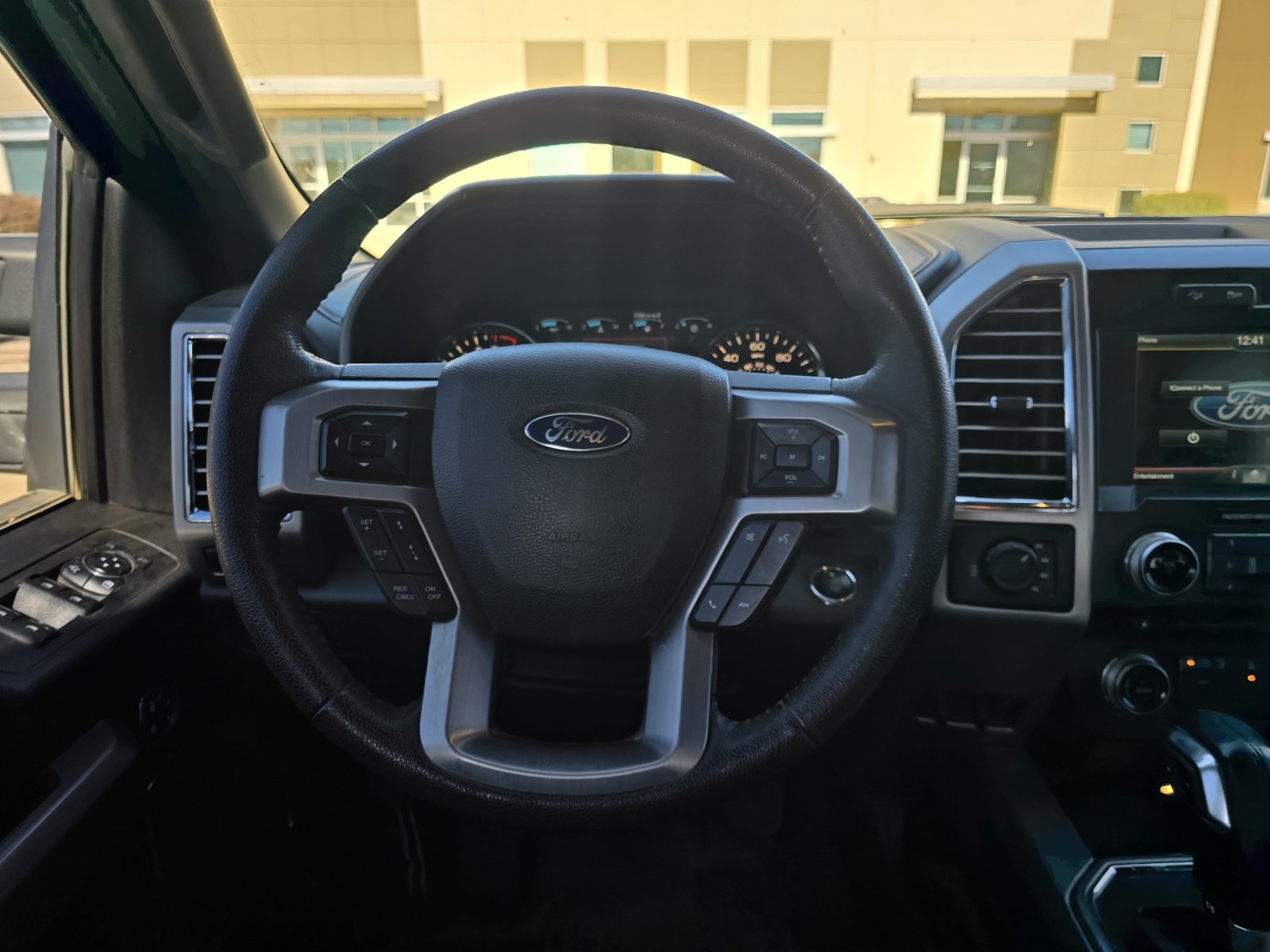 Used 2015 Ford F150 Platinum w/ Equipment Group 701A Luxury AWD/4WD image 30