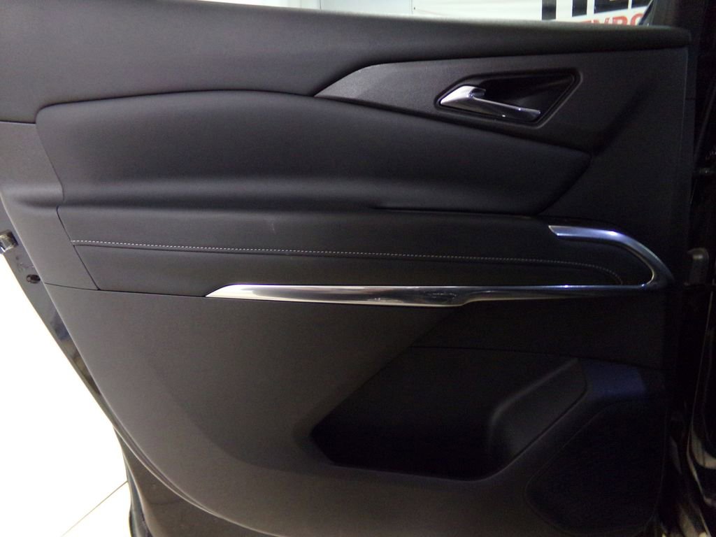 Used 2025 Chevrolet Traverse LT image 12