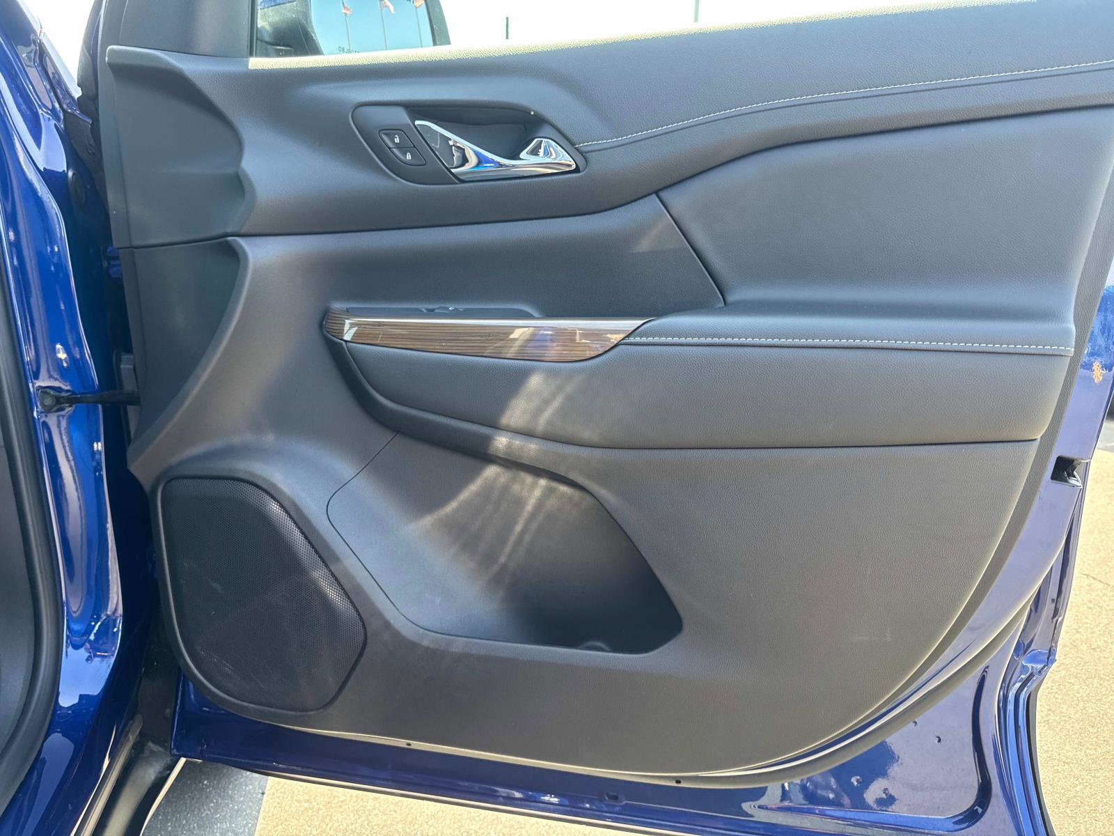 Used 2023 GMC Acadia SLE image 23