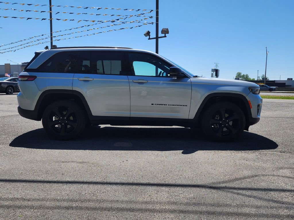 Used 2023 Jeep Grand Cherokee Altitude image 5