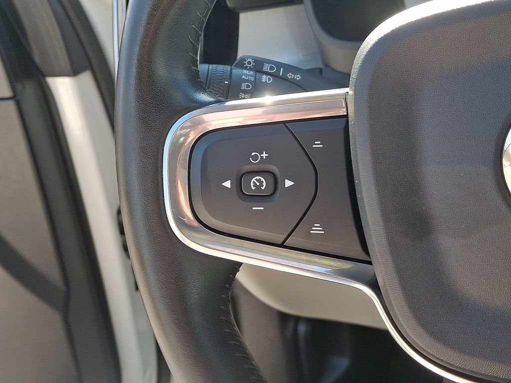 Used 2019 Volvo XC40 T5 Momentum image 22