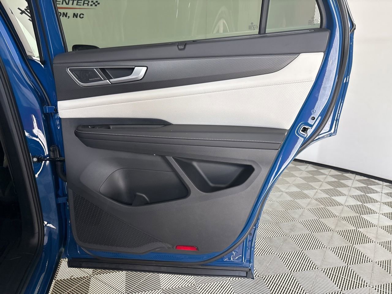 Used 2025 Volkswagen Atlas Cross Sport SEL Premium R-Line image 23