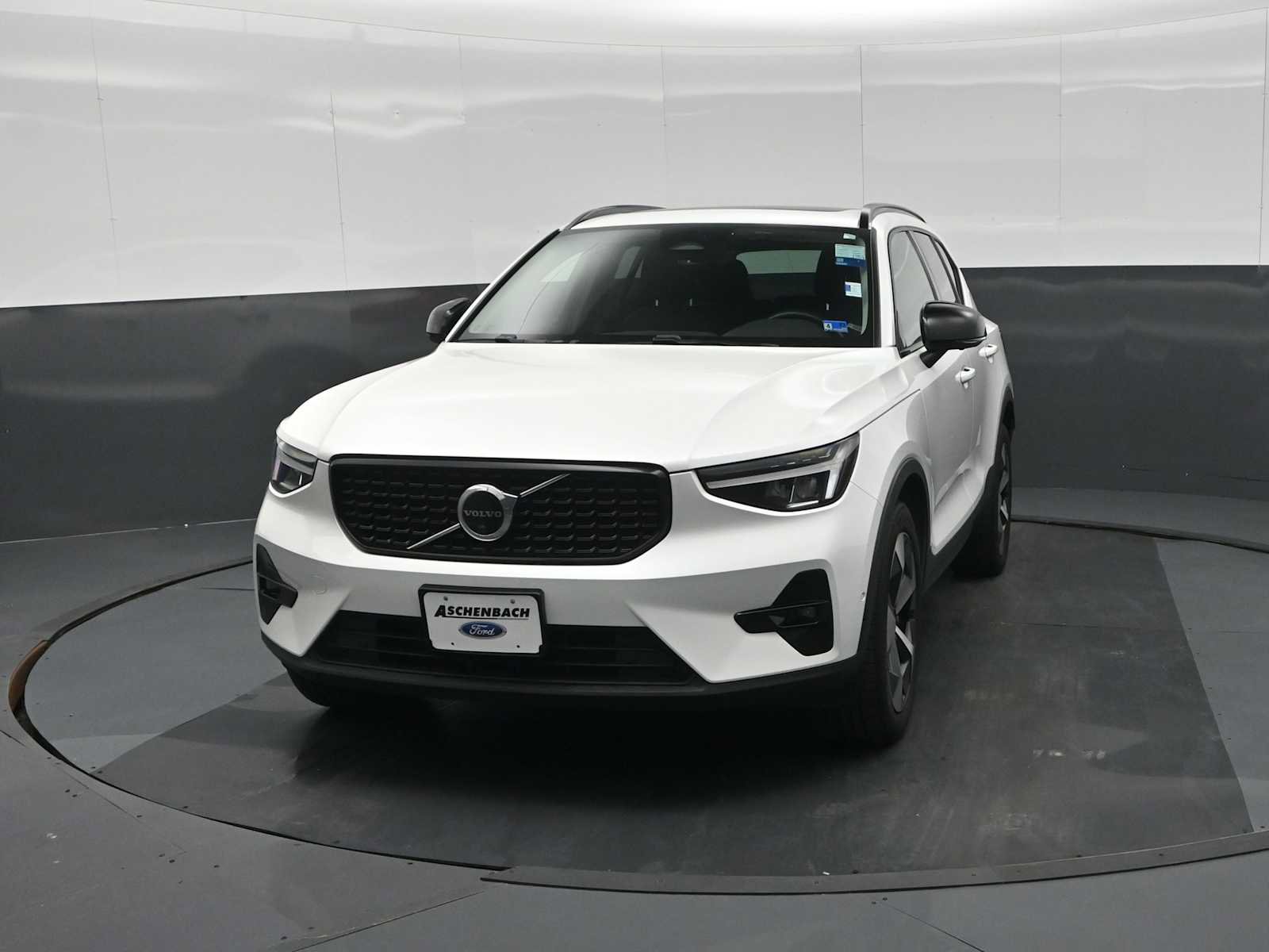 Used 2023 Volvo XC40 B4 Ultimate FWD image 5