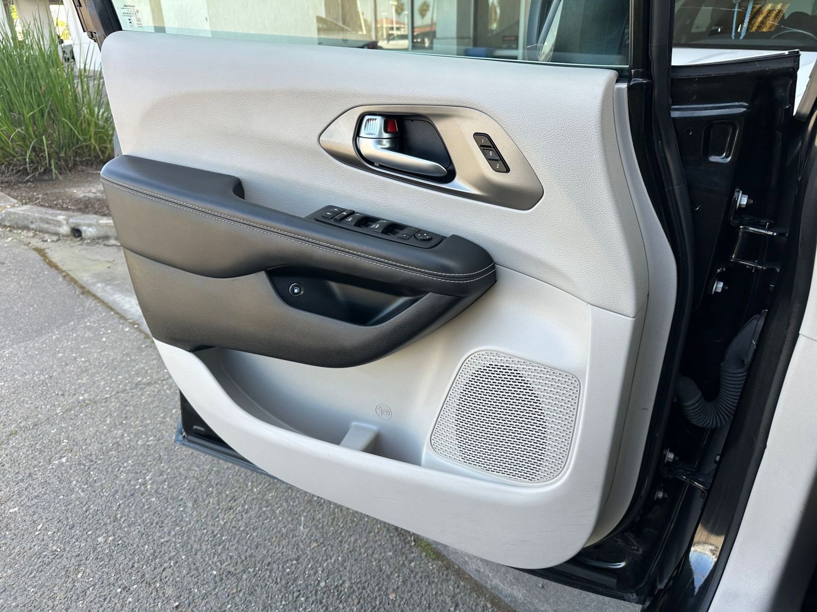 Used 2023 Chrysler Pacifica Touring-L image 18