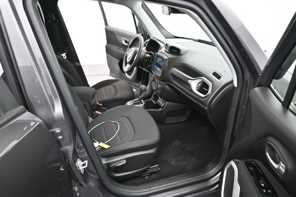 Used 2020 Jeep Renegade Latitude FWD image 19