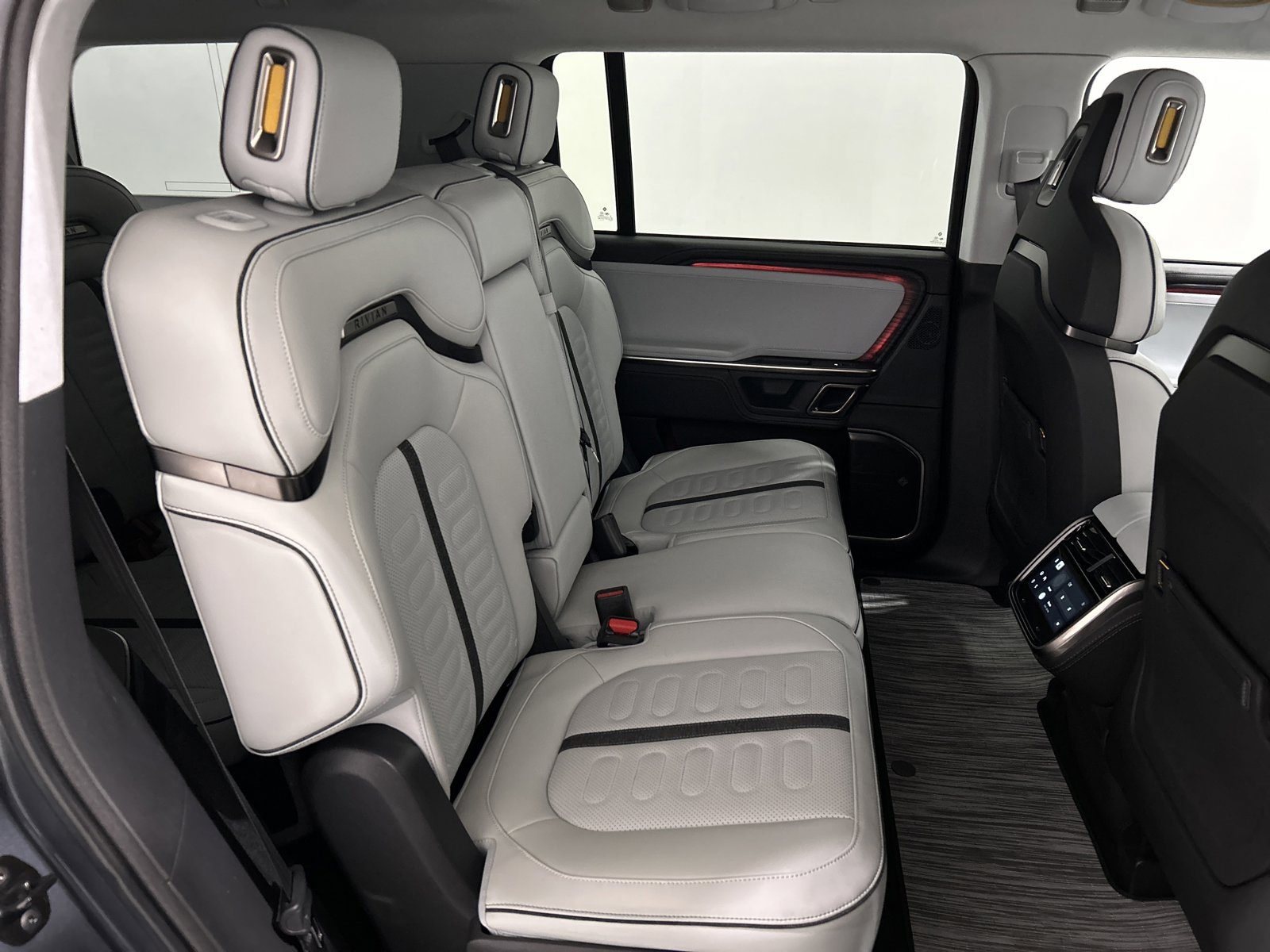 Used 2024 Rivian R1S Adventure image 23