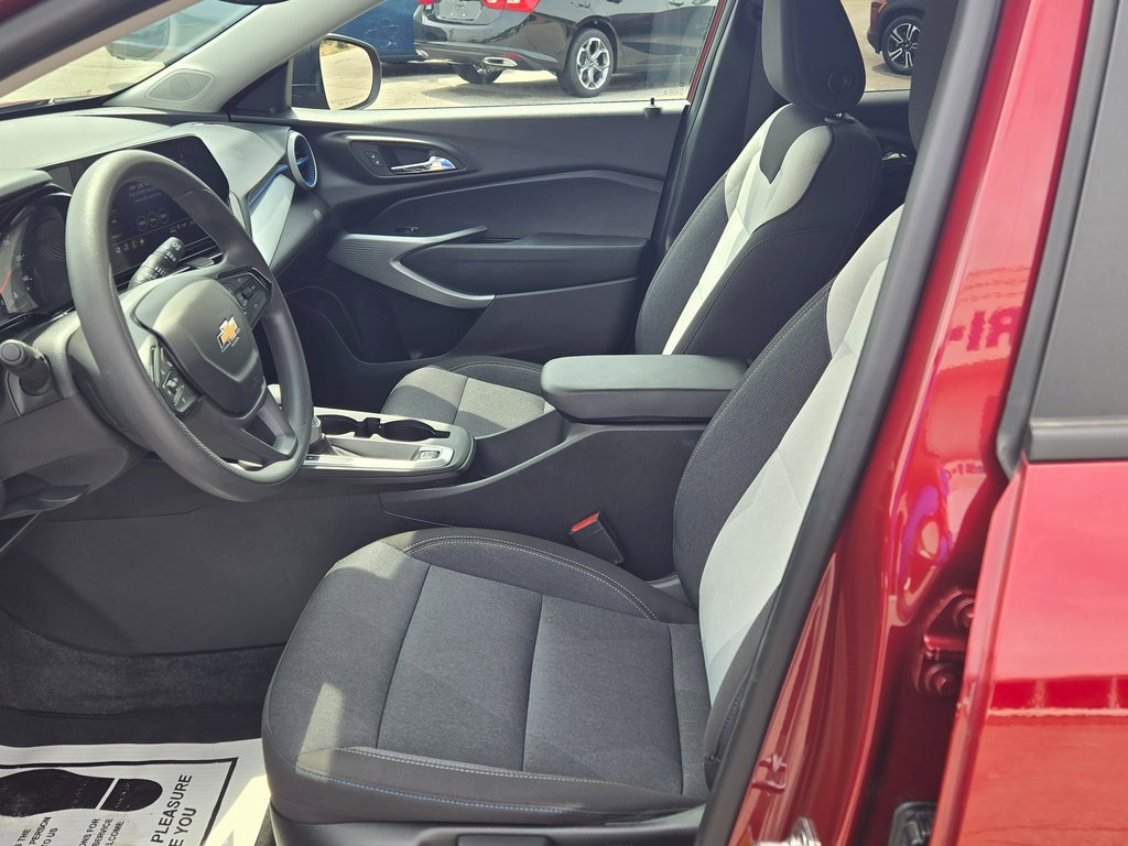 Used 2024 Chevrolet Trax LS image 25