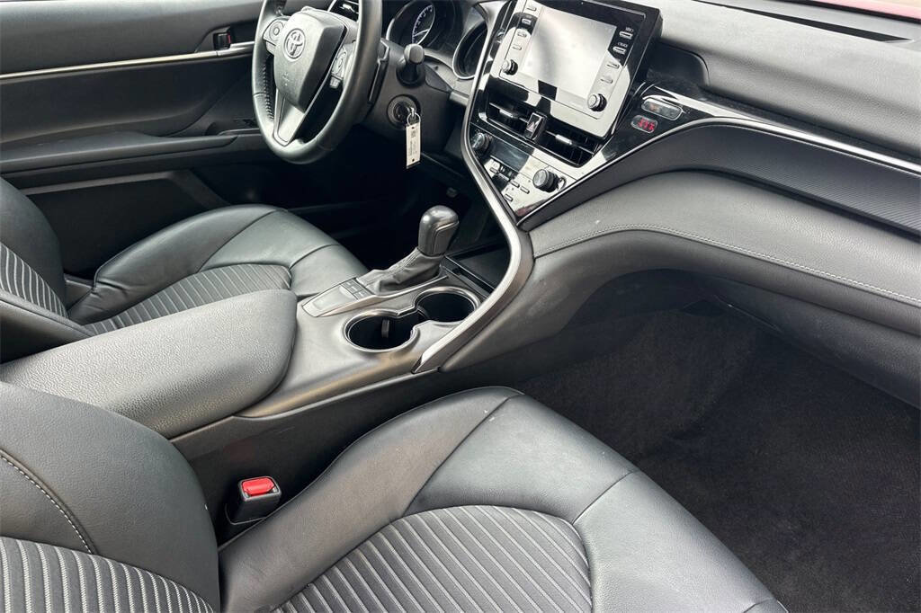 Used 2024 Toyota Camry SE image 15
