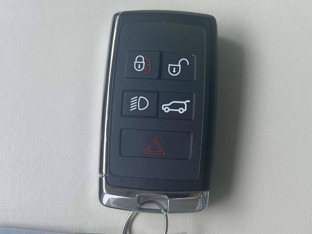 Used 2025 Land Rover Range Rover SE AWD/4WD image 4