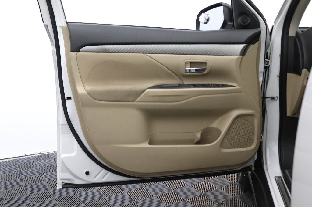 Used 2016 Mitsubishi Outlander SE FWD image 16