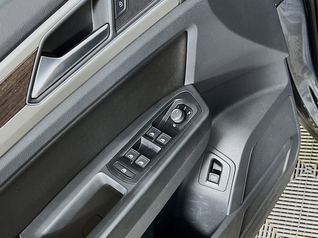 Used 2018 Volkswagen Atlas SEL AWD/4WD image 16