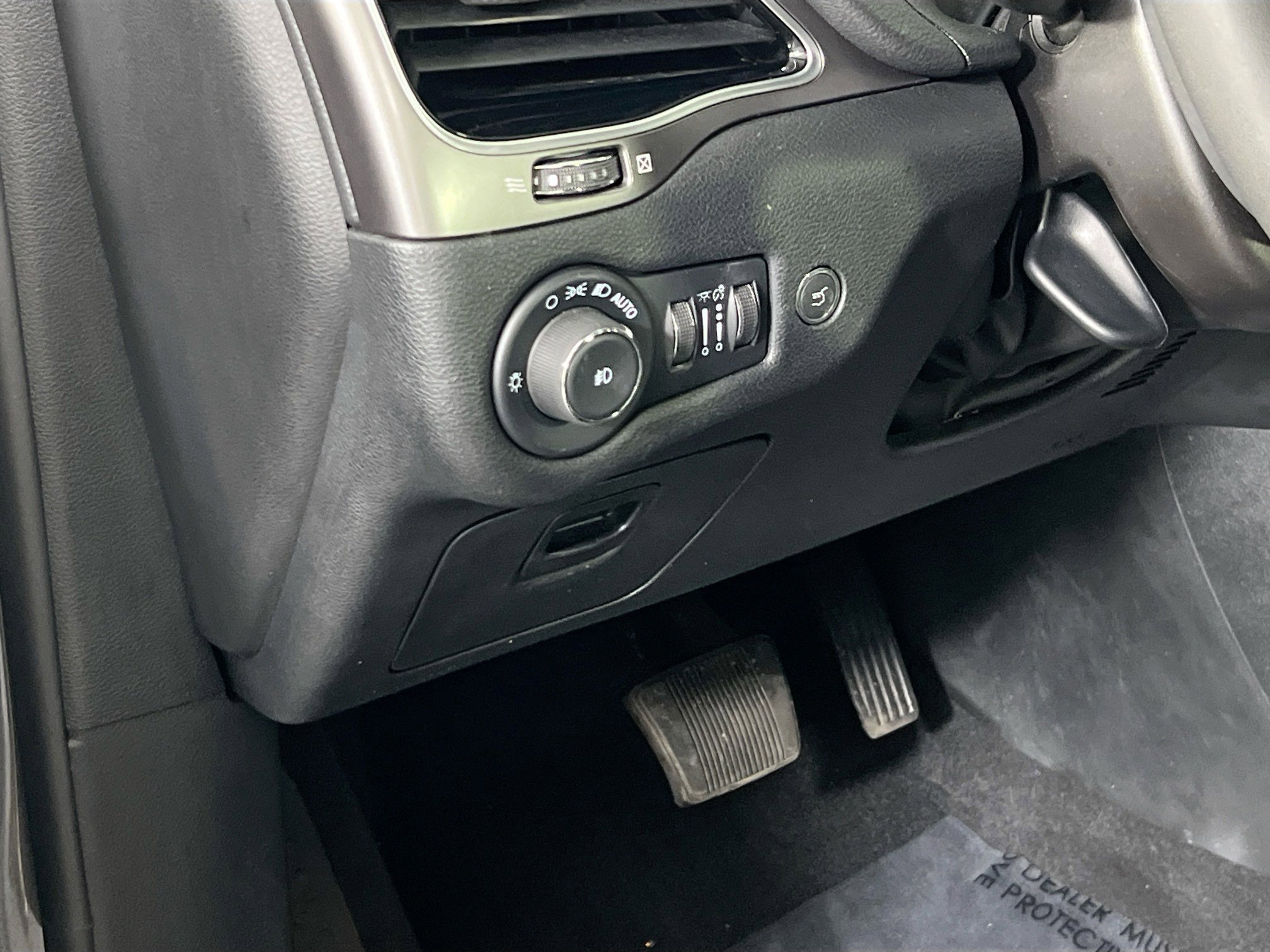 Used 2022 Jeep Cherokee Limited image 10