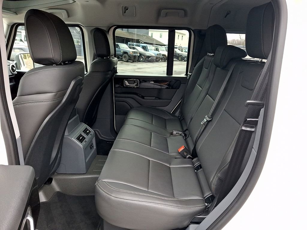 Used 2025 INEOS Grenadier Fieldmaster Edition image 10