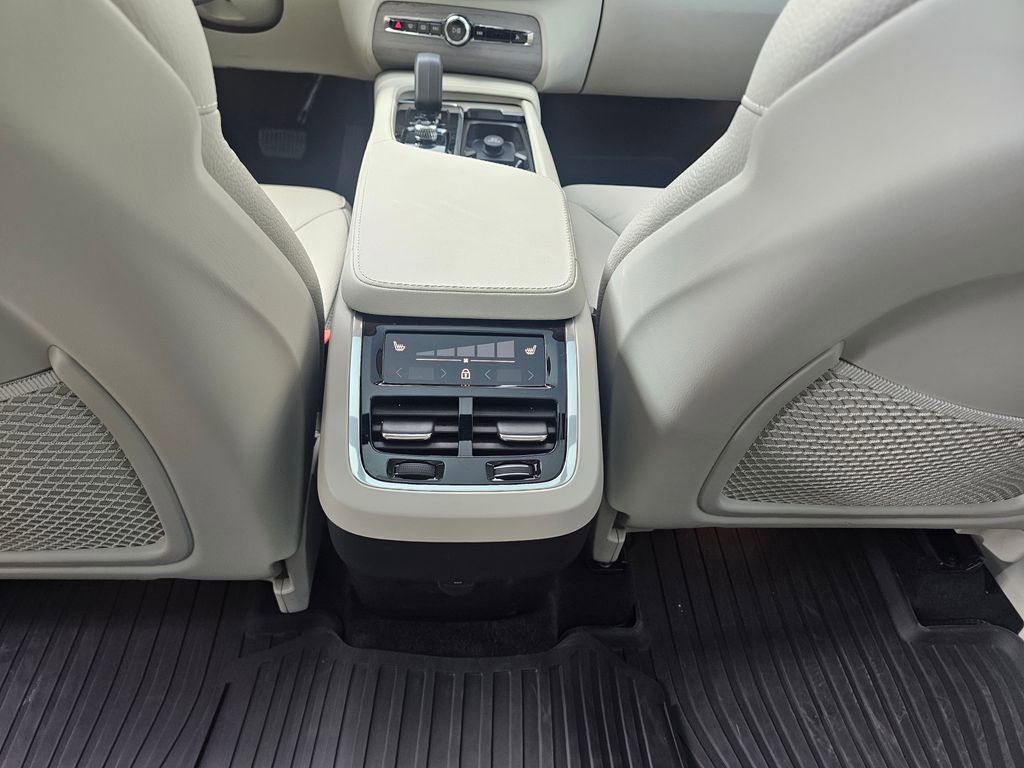 Certified 2024 Volvo XC90 B6 Plus w/ Protection Package Premier AWD/4WD image 16