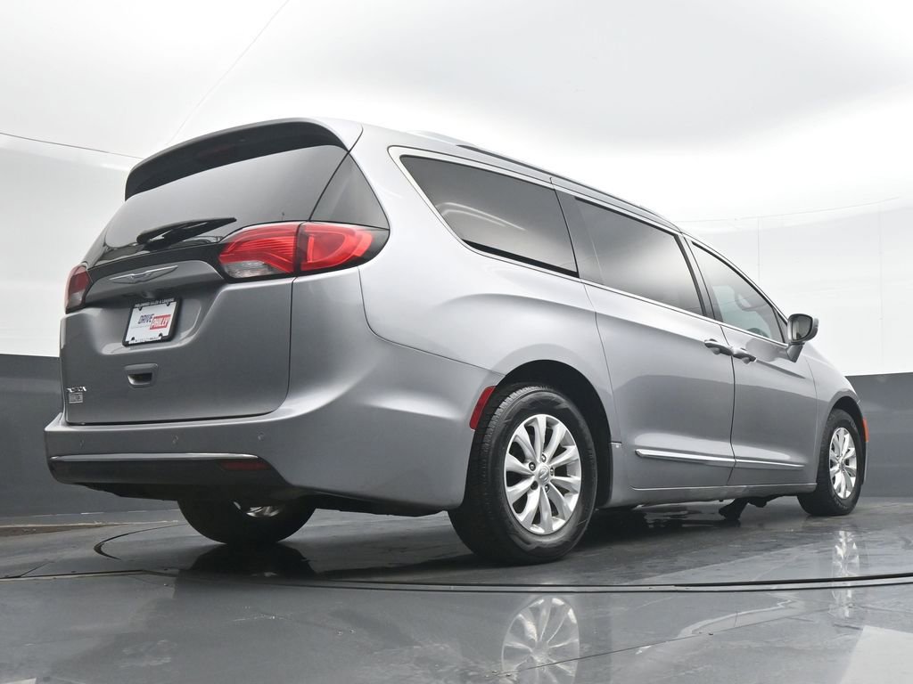 Used 2019 Chrysler Pacifica Touring-L image 31