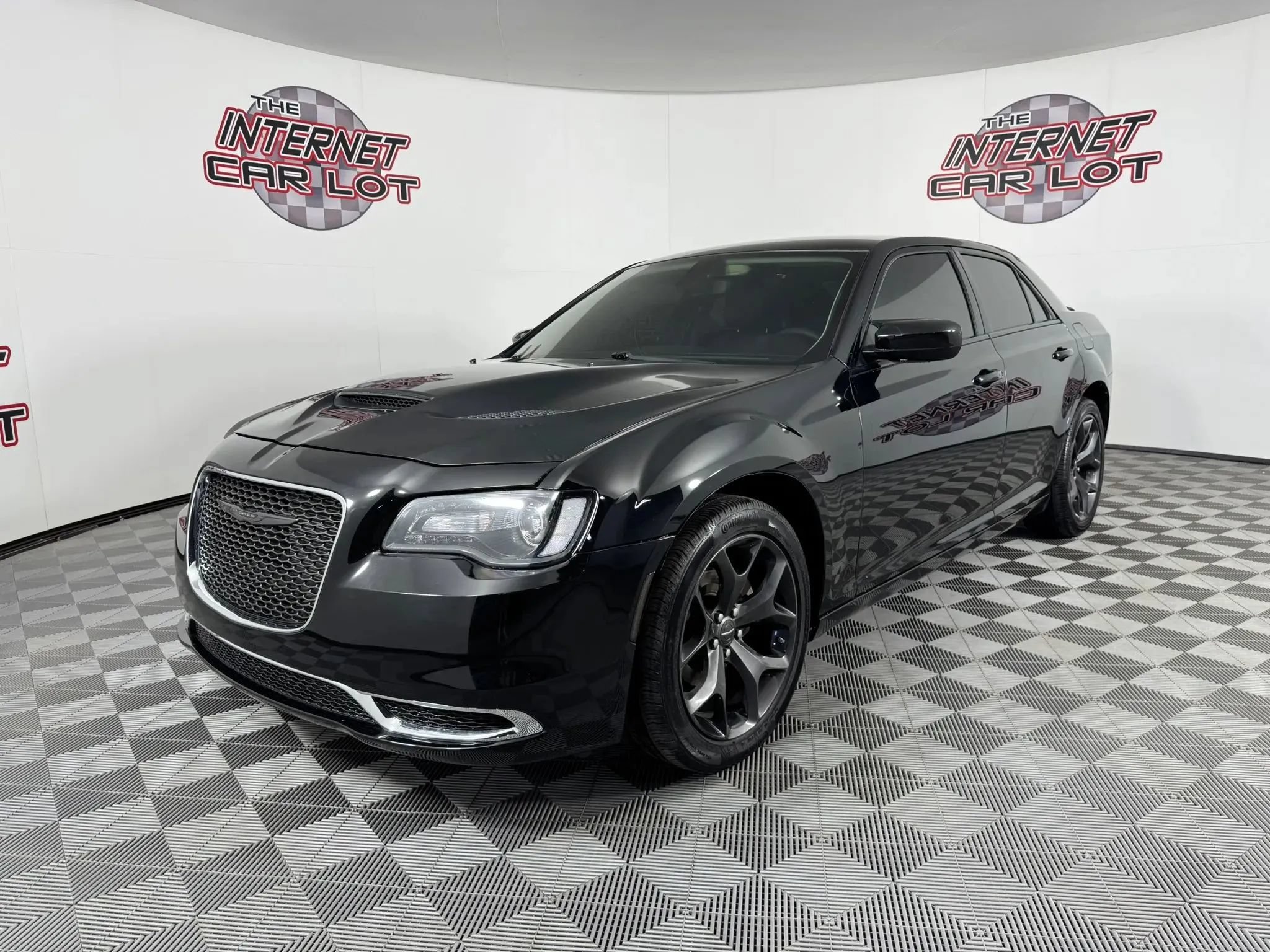 Used 2023 Chrysler 300 Touring w/ Sport Appearance Package RWD image 3