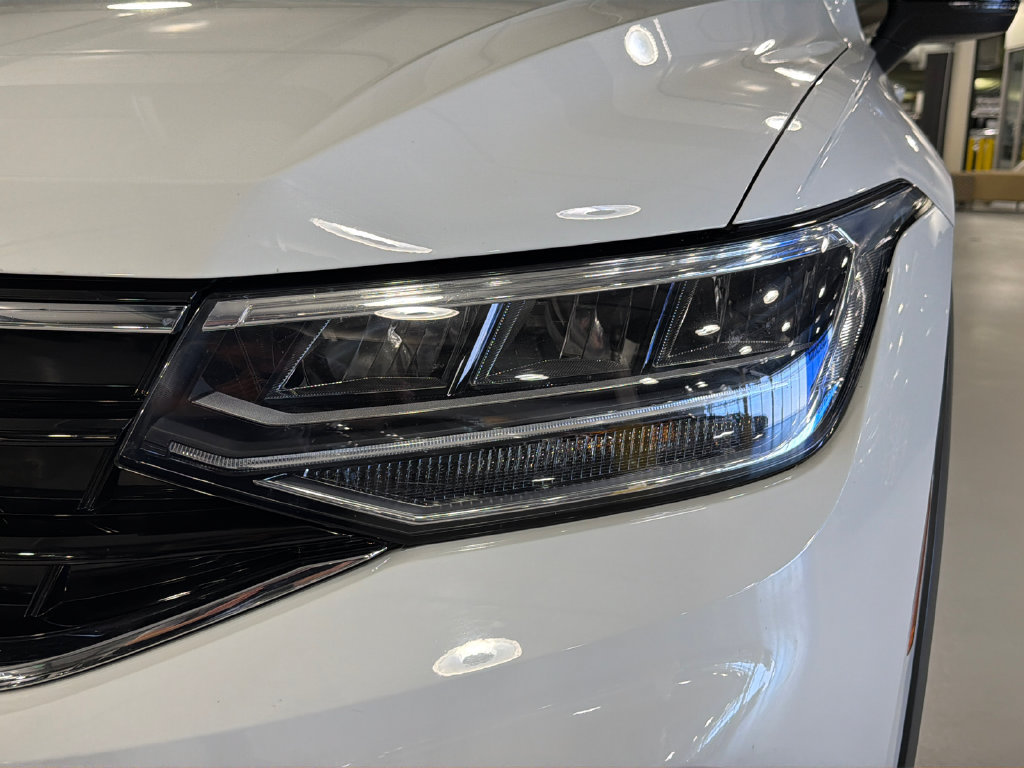 Used 2022 Volkswagen Tiguan SE R-Line AWD/4WD image 7