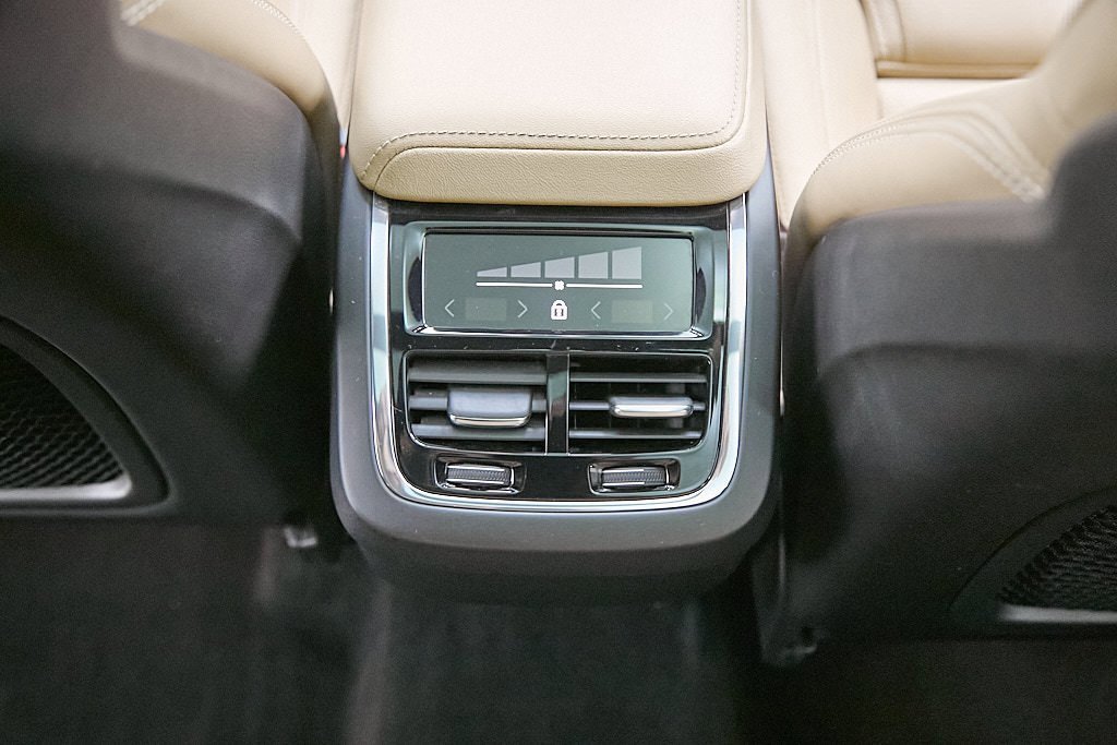 Certified 2023 Volvo XC60 B5 Ultimate w/ Protection Package Premier image 22