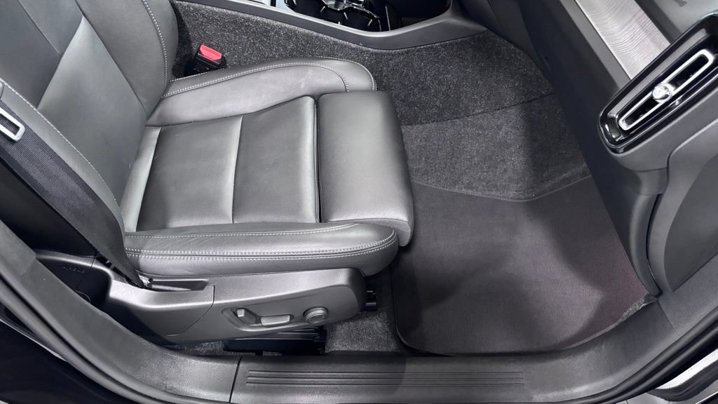 Certified 2025 Volvo XC40 B5 Plus AWD/4WD image 18