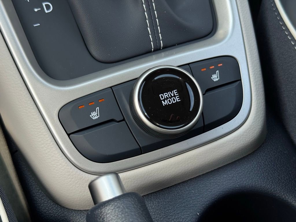 Certified 2025 Hyundai Venue Limited image 28