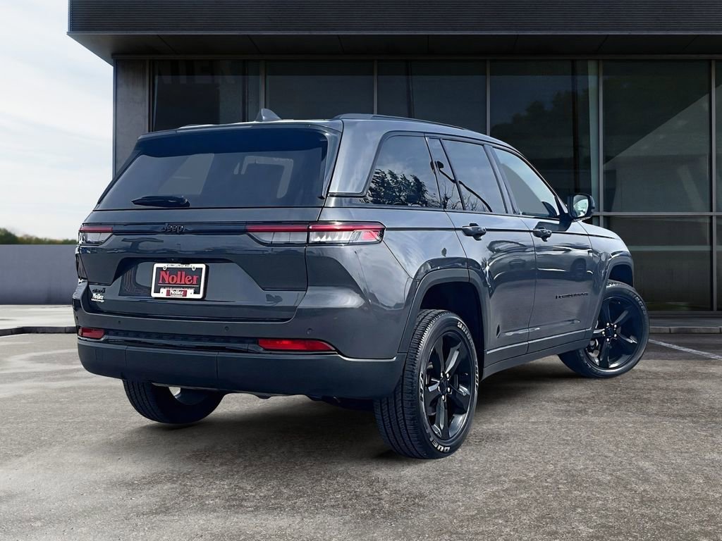 Used 2023 Jeep Grand Cherokee Altitude image 2