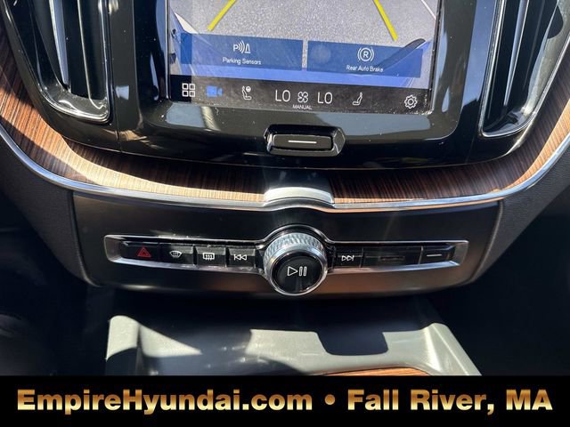 Used 2023 Volvo XC60 B5 Plus image 26