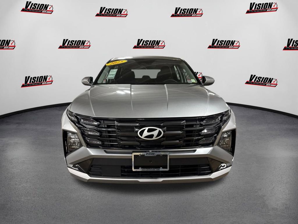 Used 2025 Hyundai Tucson SE image 2