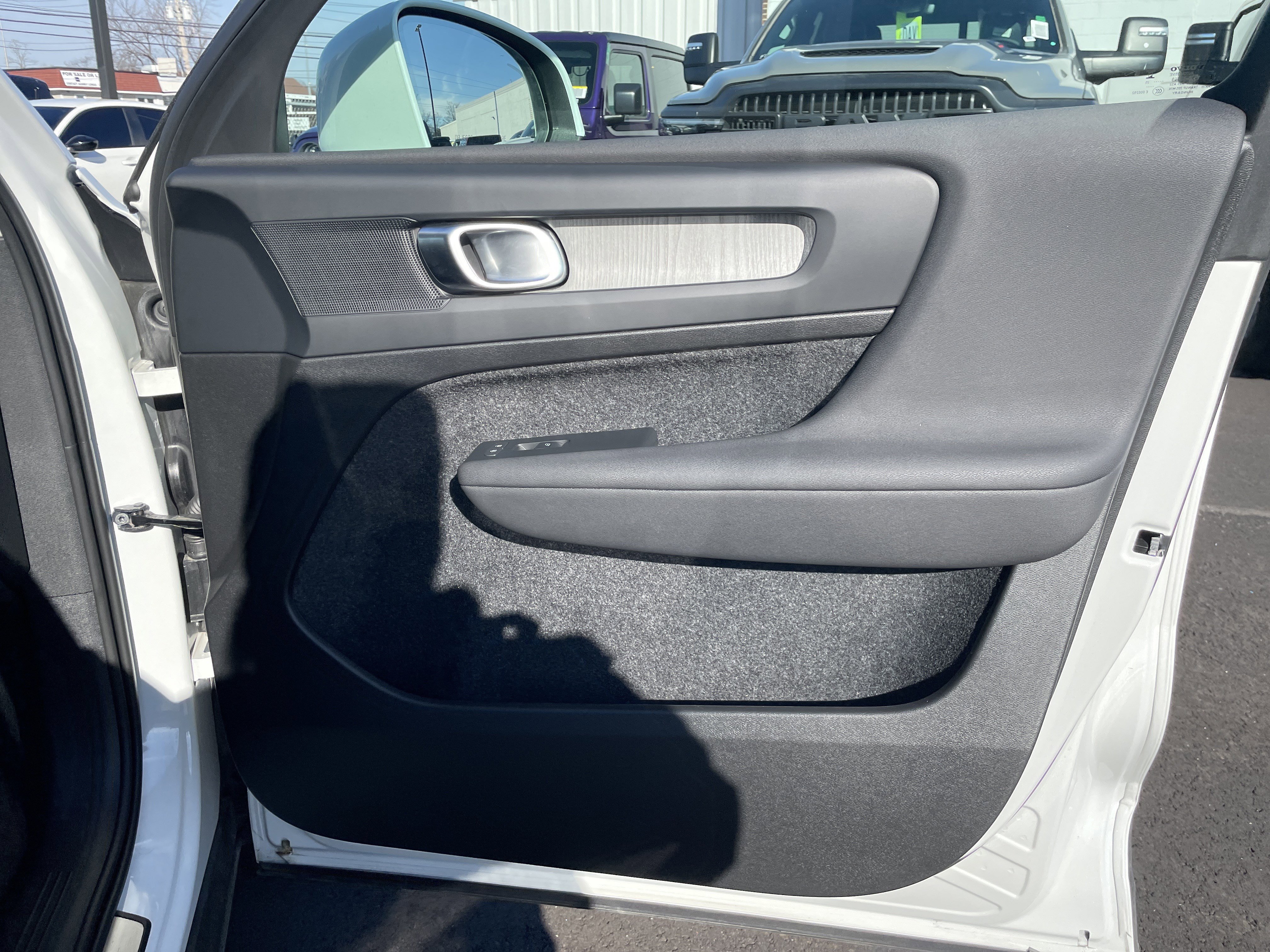 Used 2025 Volvo XC40 B5 Core image 10