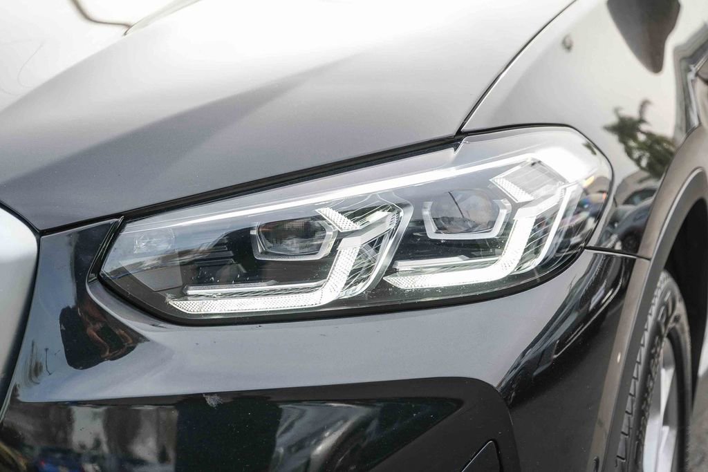 Used 2025 BMW X4 xDrive30i image 10