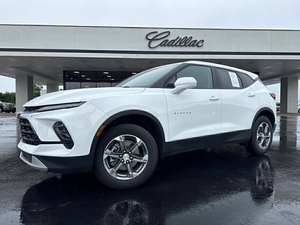 Used 2025 Chevrolet Blazer LT FWD image 1