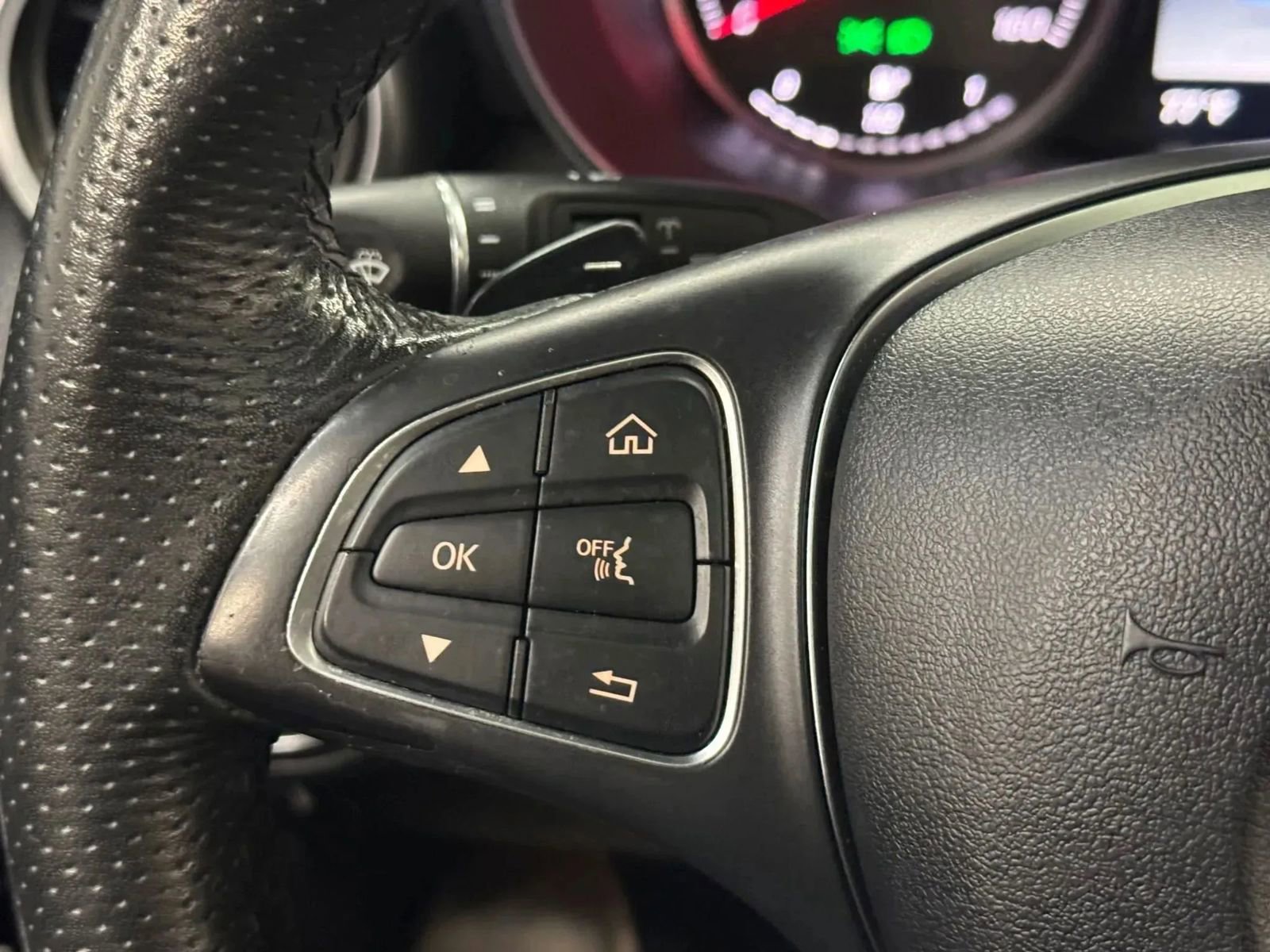 Used 2018 Mercedes-Benz GLC 300 w/ Premium Package image 29