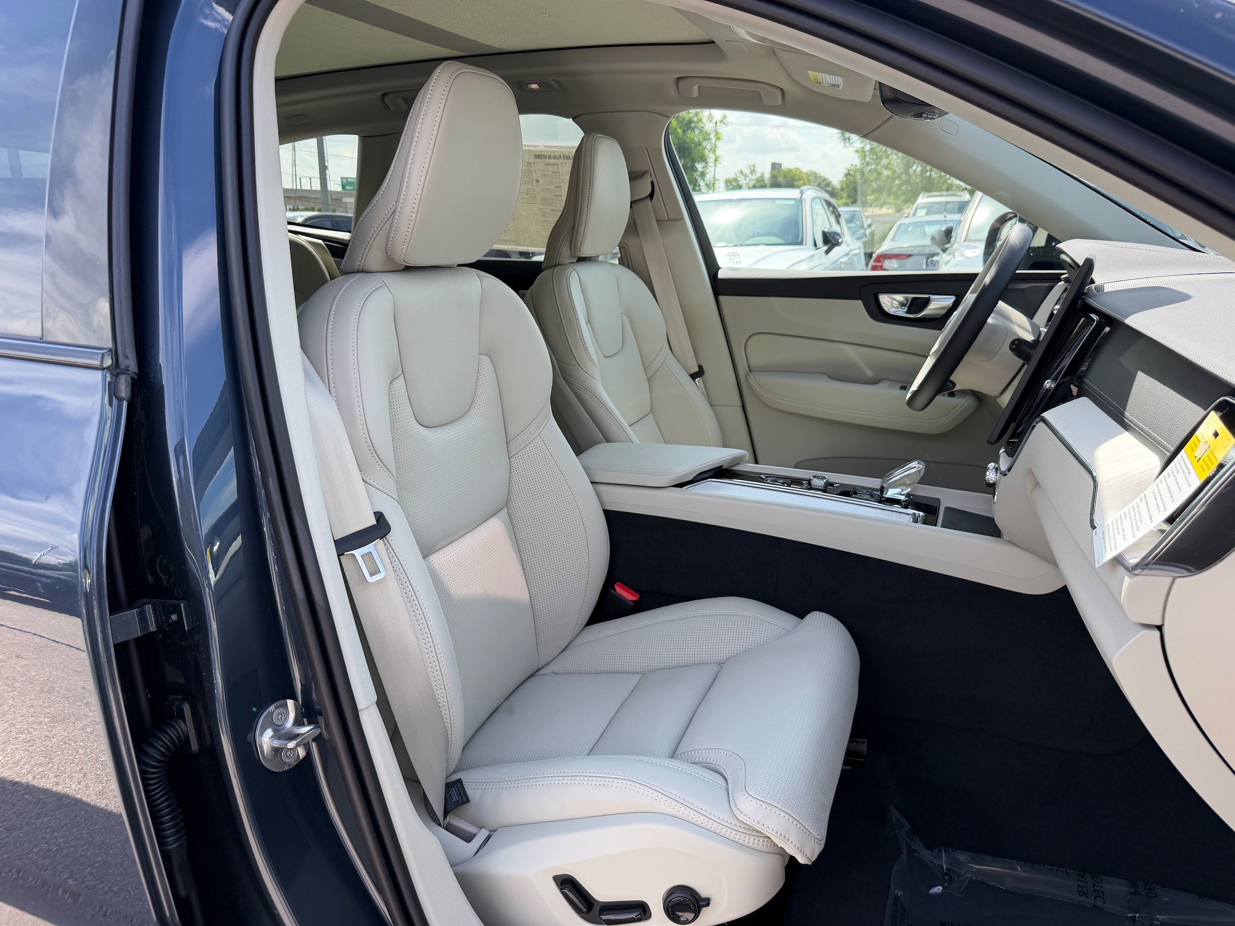 New 2026 Volvo XC60 T8 Ultra w/ Protection Package Premier AWD/4WD image 8